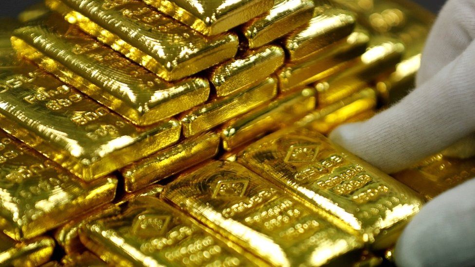 Gold falls to its lowest level in four months