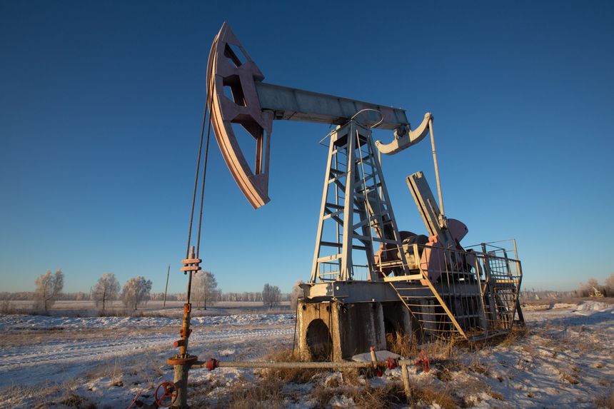 Oil falls to its lowest level in three weeks