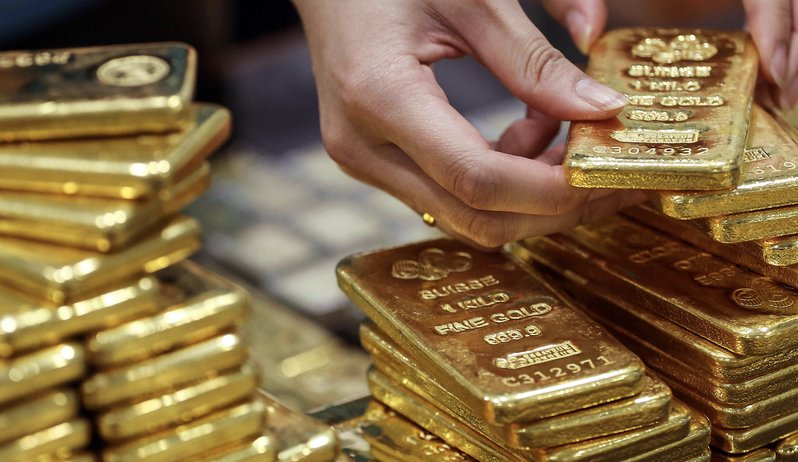 Gold rises as US Treasury yields fall