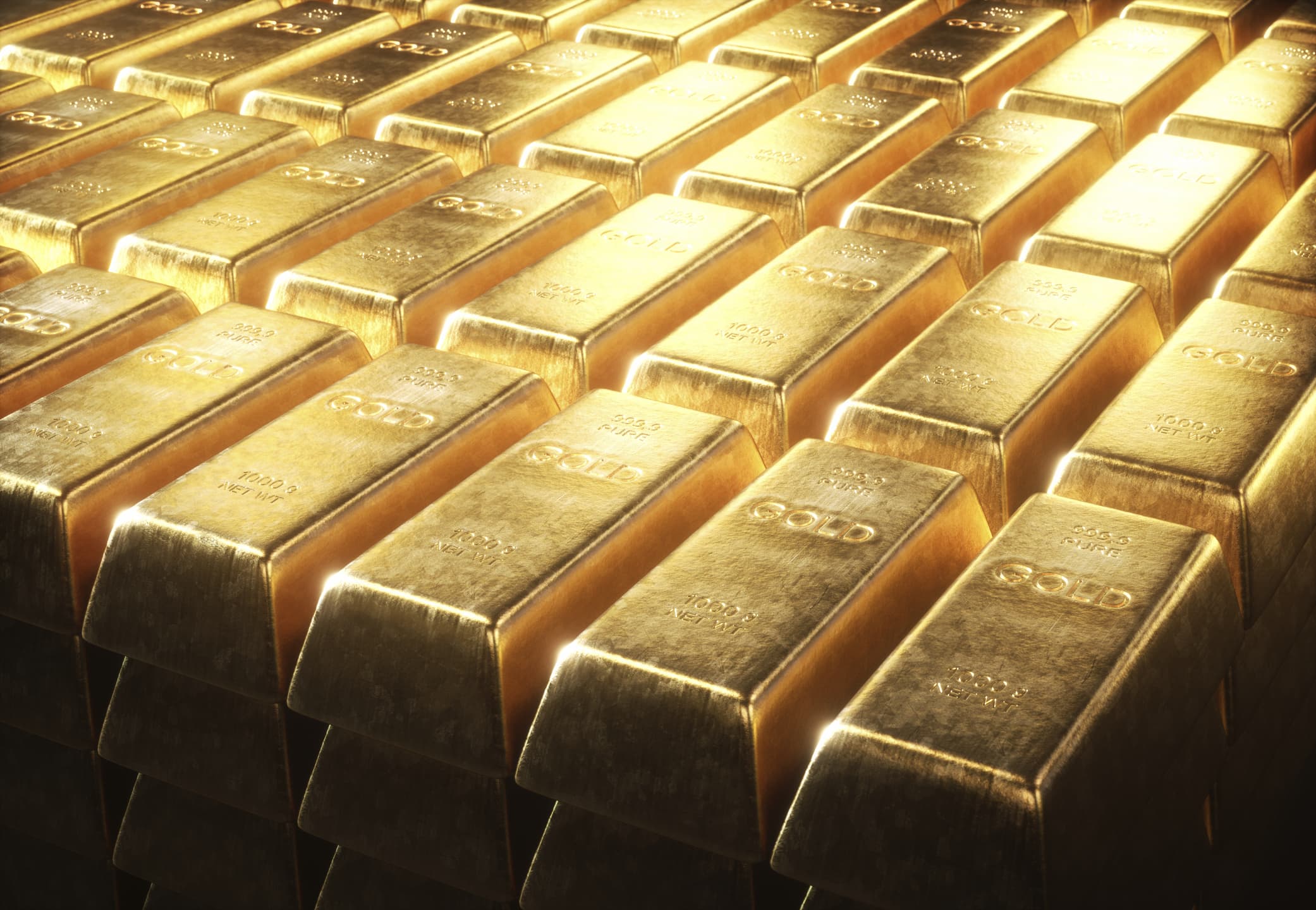 الذهب يتراجع من أعلى مستوى له في خمسة أشهر