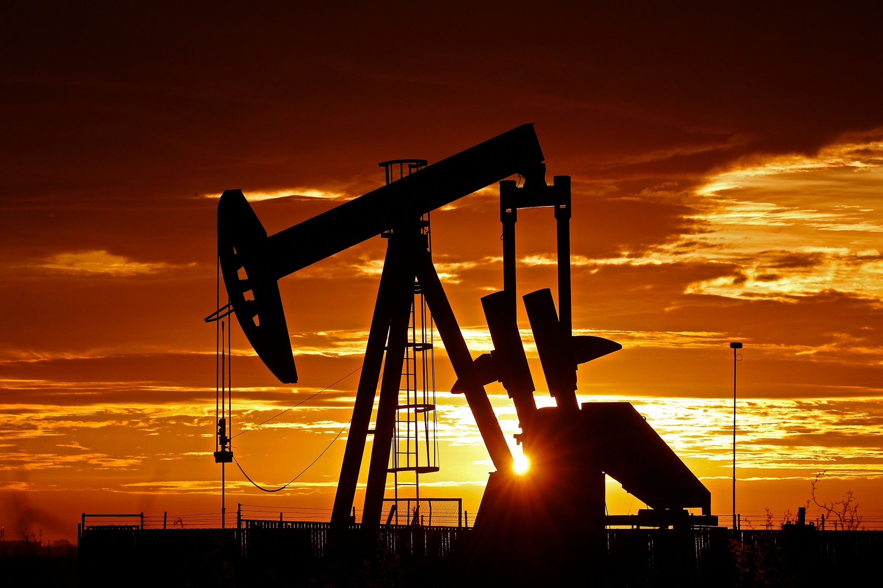 النفط يرتفع أكثر من 1٪ وسط التفاؤل بشأن التعافي الاقتصادي