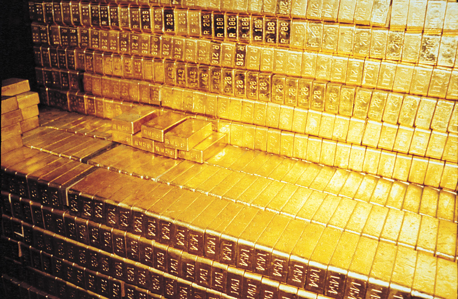 Gold falls below the $1800 level