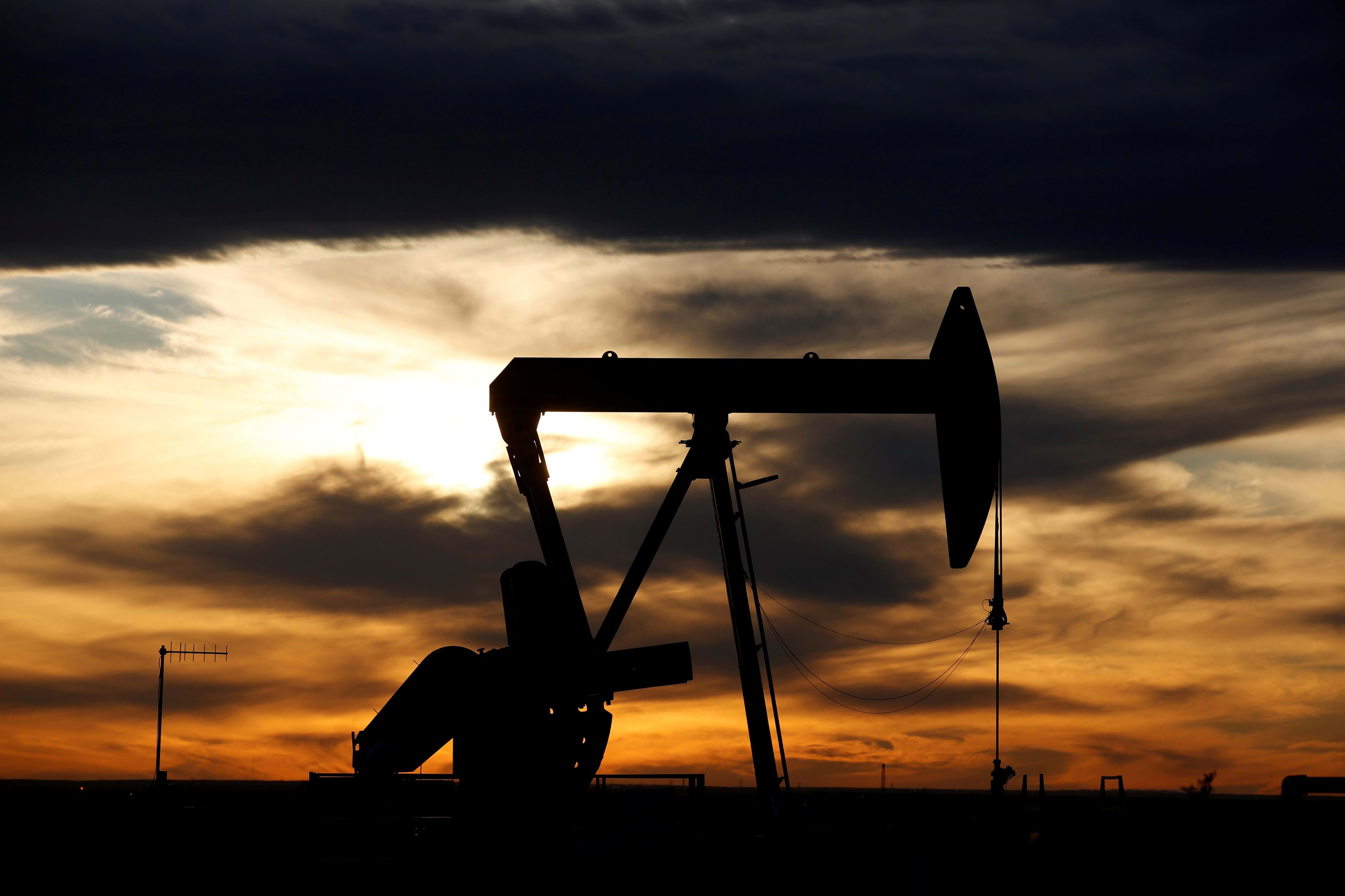 النفط يرتفع لأكثر من 2 ٪ مع التفاؤل التجارى