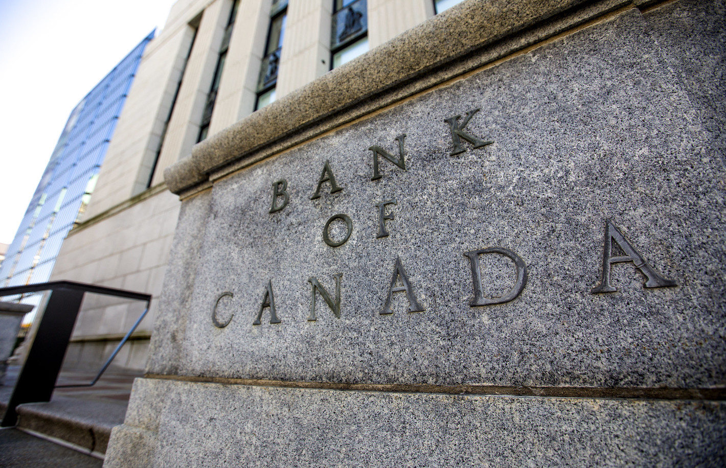 بنك كندا يثبت أسعار الفائدة ويشير لرفعها في عام 2022