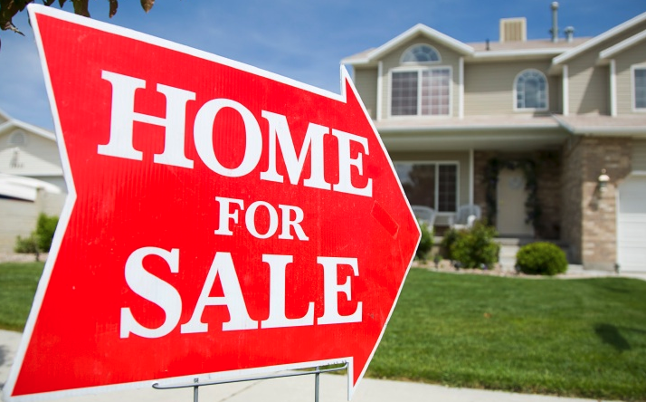 مبيعات المنازل الأمريكية القائمة تتراجع لأدنى مستوى لها في عامين في يوليو