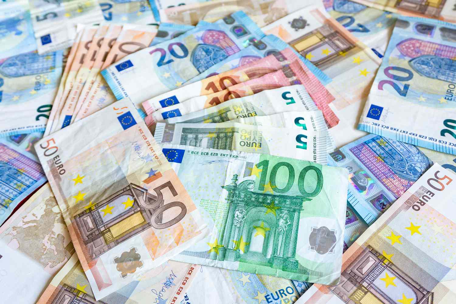 اليورو يرتفع لأعلى مستوى في أكثر من أربعة أشهر