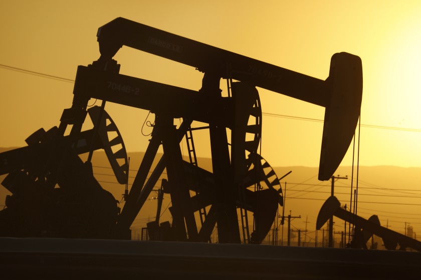 النفط يرتفع بنحو 5٪ بعد تقرير وكالة الطاقة الدولية