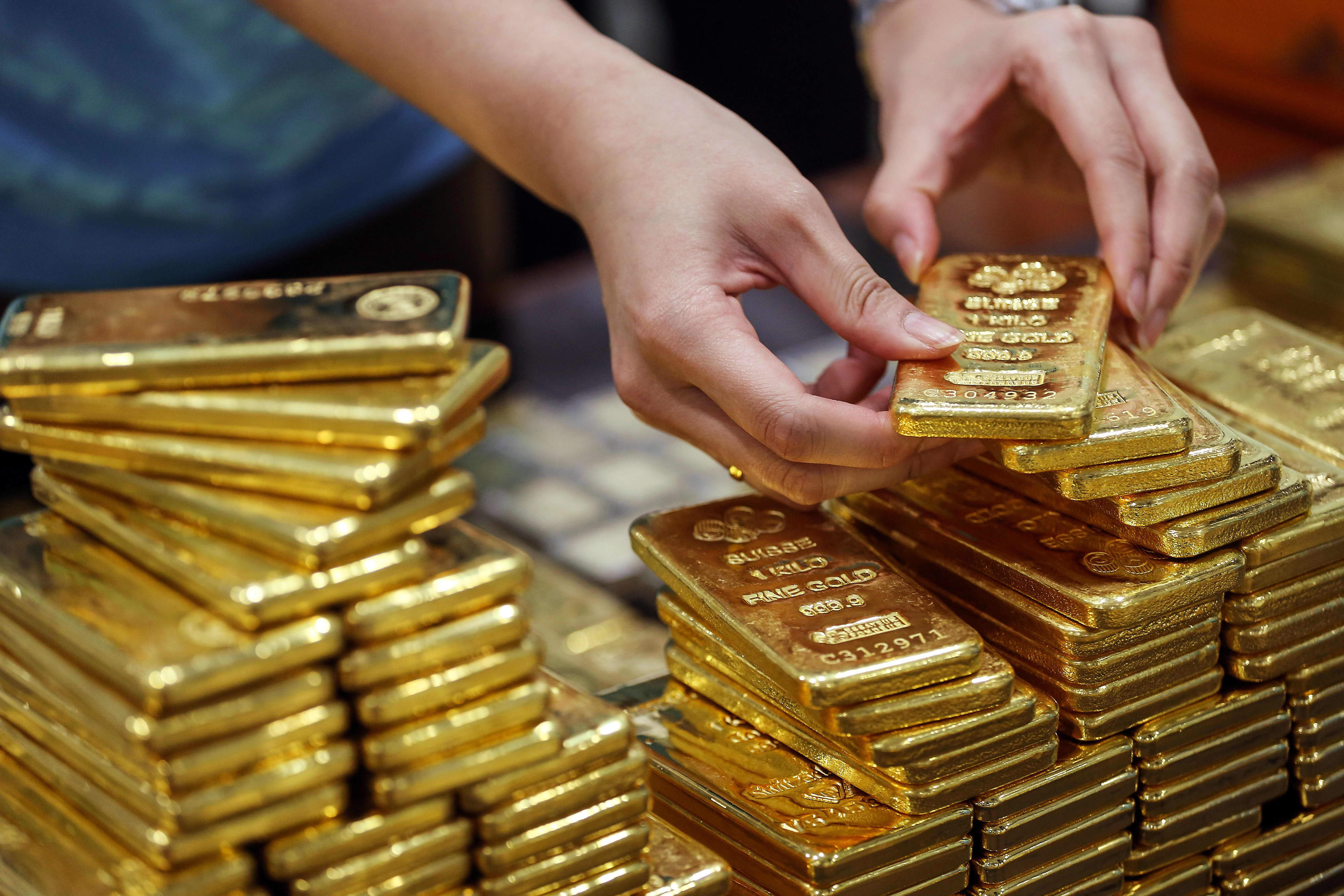 Gold is falling as the US dollar rises